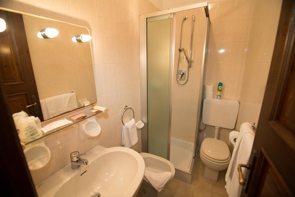 Hotel Edelweiss ลีโมเน เปียมอนเต ห้อง รูปภาพ